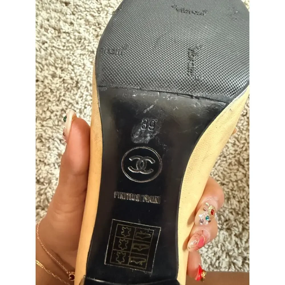 Chanel Original Finition Main Black and Tan CC Logo  Pumps Size 39